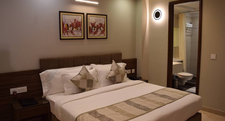 De Bougainvilla, Varanasi 2